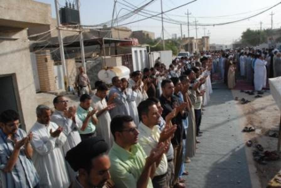 المرجع اليعقوبي يقيم صلاة عيد الفطر المبارك في مكتبه في النجف الأشــــــــرف