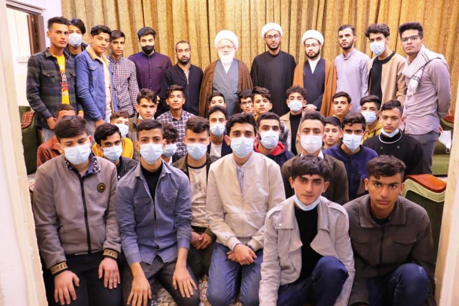 المرجع اليعقوبي يحث على مطالعة الكتب النافعة لزيادة المعرفة والوعي وبناء الشخصية ويحذّر من الاستغراق في تصفح مواقع التواصل الاجتماعي.