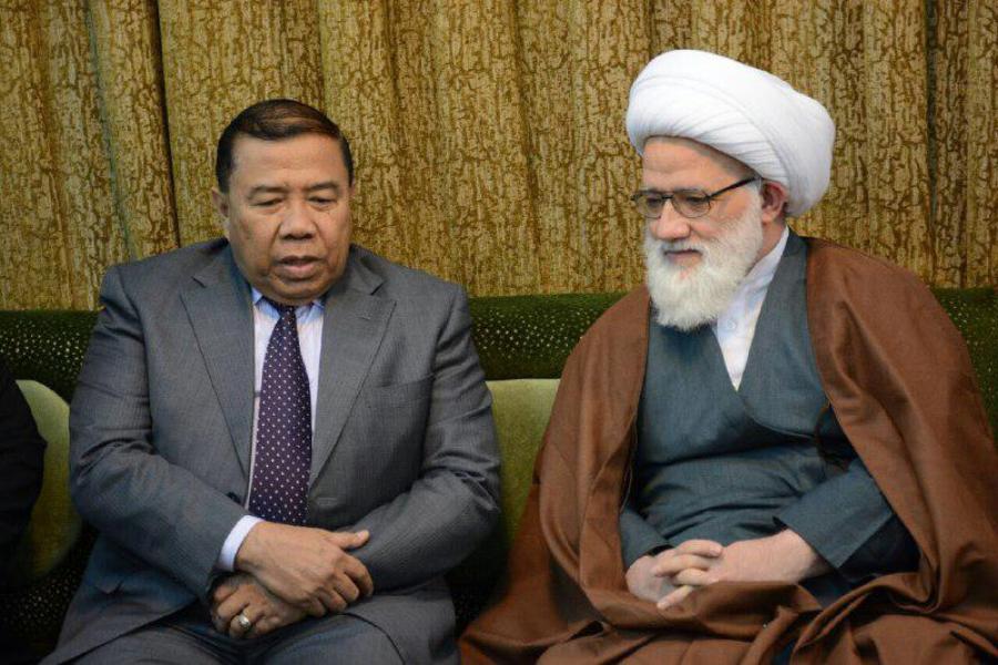 المرجع اليعقوبي يستقبل السفير الاندونيسي بمكتبه في النجف الاشرف