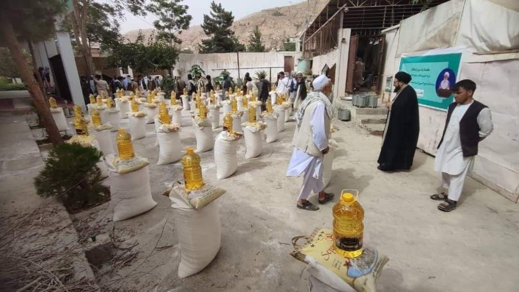 مساعدات انسانية : ممثلية سماحة المرجع اليعقوبي في أفغانستان توزع المساعدات الغذائية على العوائل المتضررة جراء السيول