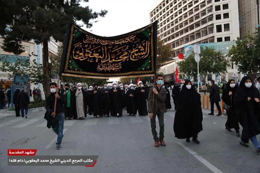 بالصور انطلاق موكب مسير عزاء من مكتب سماحة المرجع نحو مرقد الرضوي المقدس