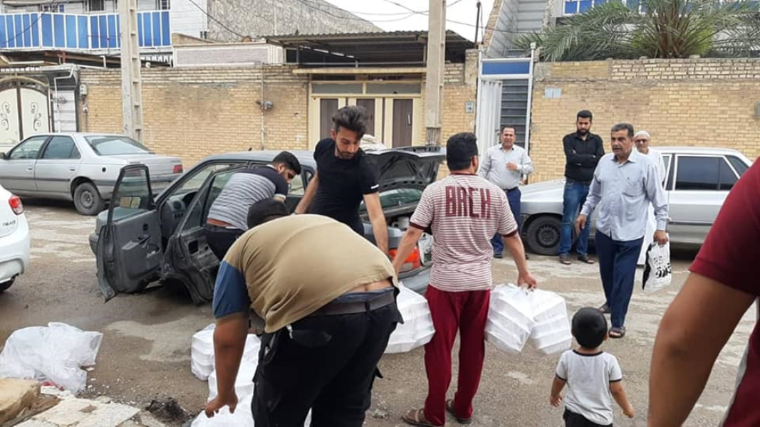 بالصور قيام مكتب المرجع الديني الشيخ محمد اليعقوبي(دام عزه) في مشهد المقدسة بتوزيع وجبات طعام على العوائل المنكوبة في الحميدية والإسماعيلية..