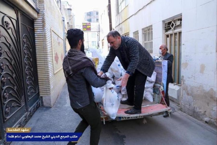 بالصور توزيع مئات السلات الغذائية على العوائل الفقيرة والمتعففة في مدينة مشهد