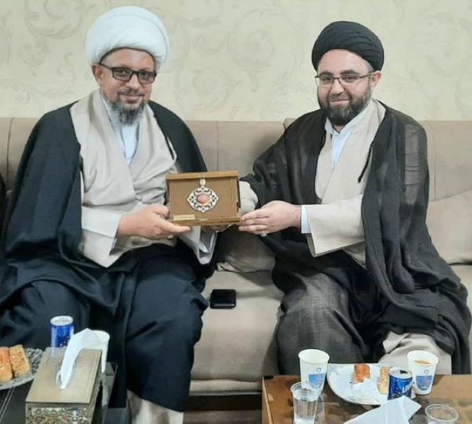 بالصور وفد العتبة الرضوية المطهرة يقدم درع التكريم لمكتب سماحة المرجع اليعقوبي في مشهد المقدسة
